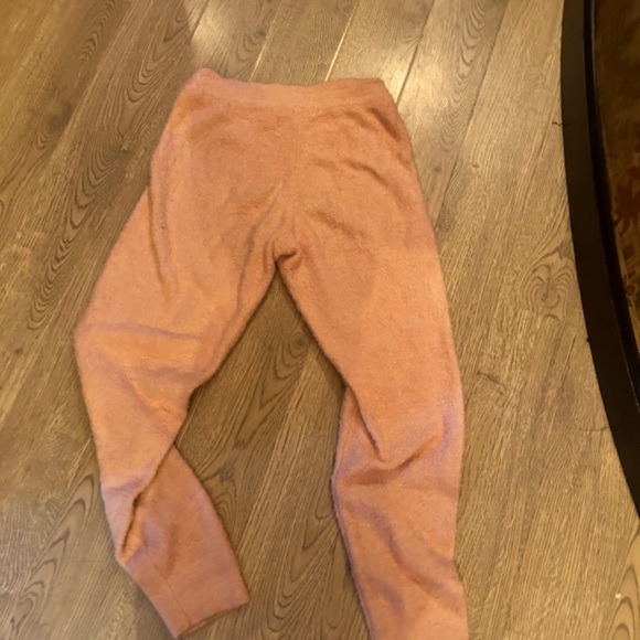 Fuzzy Guess sweatpants - Picture 2 of 3